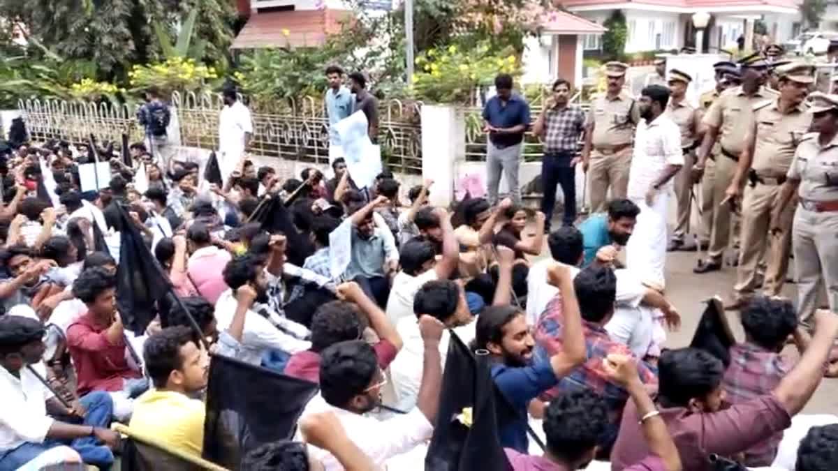 SFI protest against governor in Calicut campus  SFI protest against governor  Governor Arif Muhammad Calicut University visit  Governor Arif Muhammad Khan  SFI against Governor Arif Muhammad Khan  SFI protest against Governor Arif Muhammad Khan  പ്രതിഷേധ ഭൂമിയായി കാലിക്കറ്റ് കാമ്പസ്  എസ്‌എഫ്ഐ പ്രതിഷേധം  ഗവർണർക്കെതിരെ എസ്‌എഫ്ഐ  കാലിക്കറ്റ് കാമ്പസില്‍ എസ്എഫ്ഐ പ്രതിഷേധം  ഗവർണർക്കെതിരെ എസ്എഫ്ഐ പ്രതിഷേധം  SFI Governor protest  SFI protest