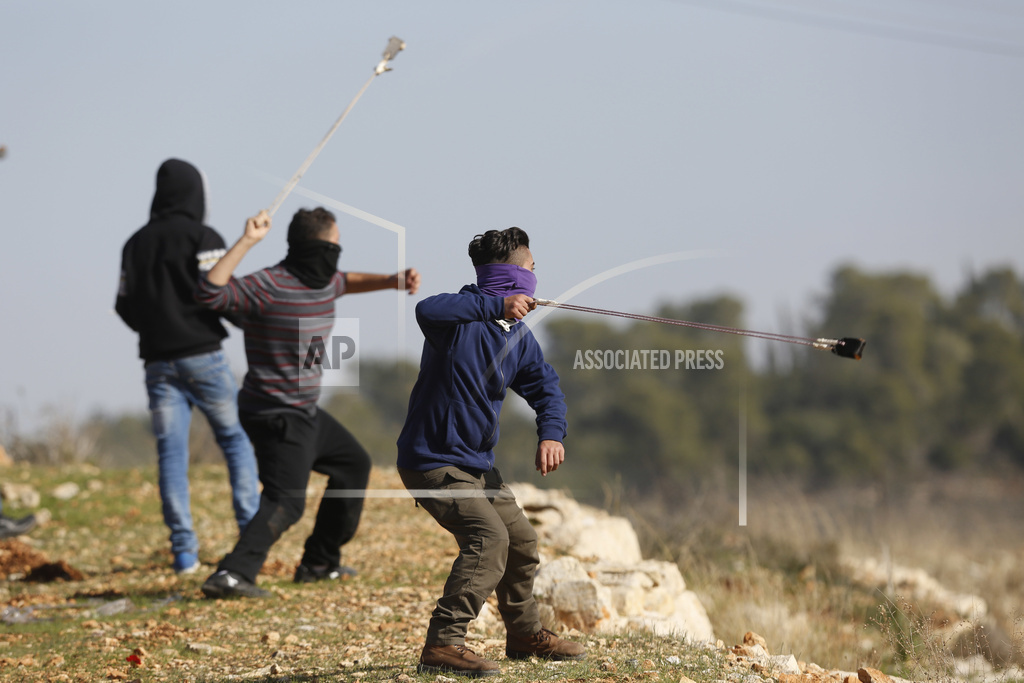 مغربی کنارہ میں اسرائیلی فوج کا مقابلہ کرتے فلسطینی