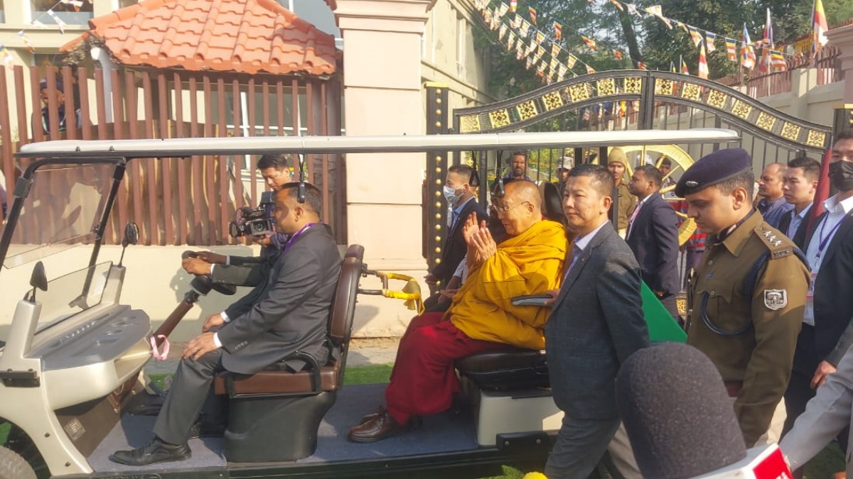 ई रिक्शा से महाबोधि मंदिर पहुंचे दलाई लामा