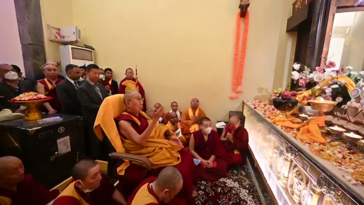 महाबोधि मंदिर के गर्भगृह में पूजा करते दलाई लामा