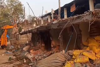 Bulldozer hits sand mafia house in narmadapuram