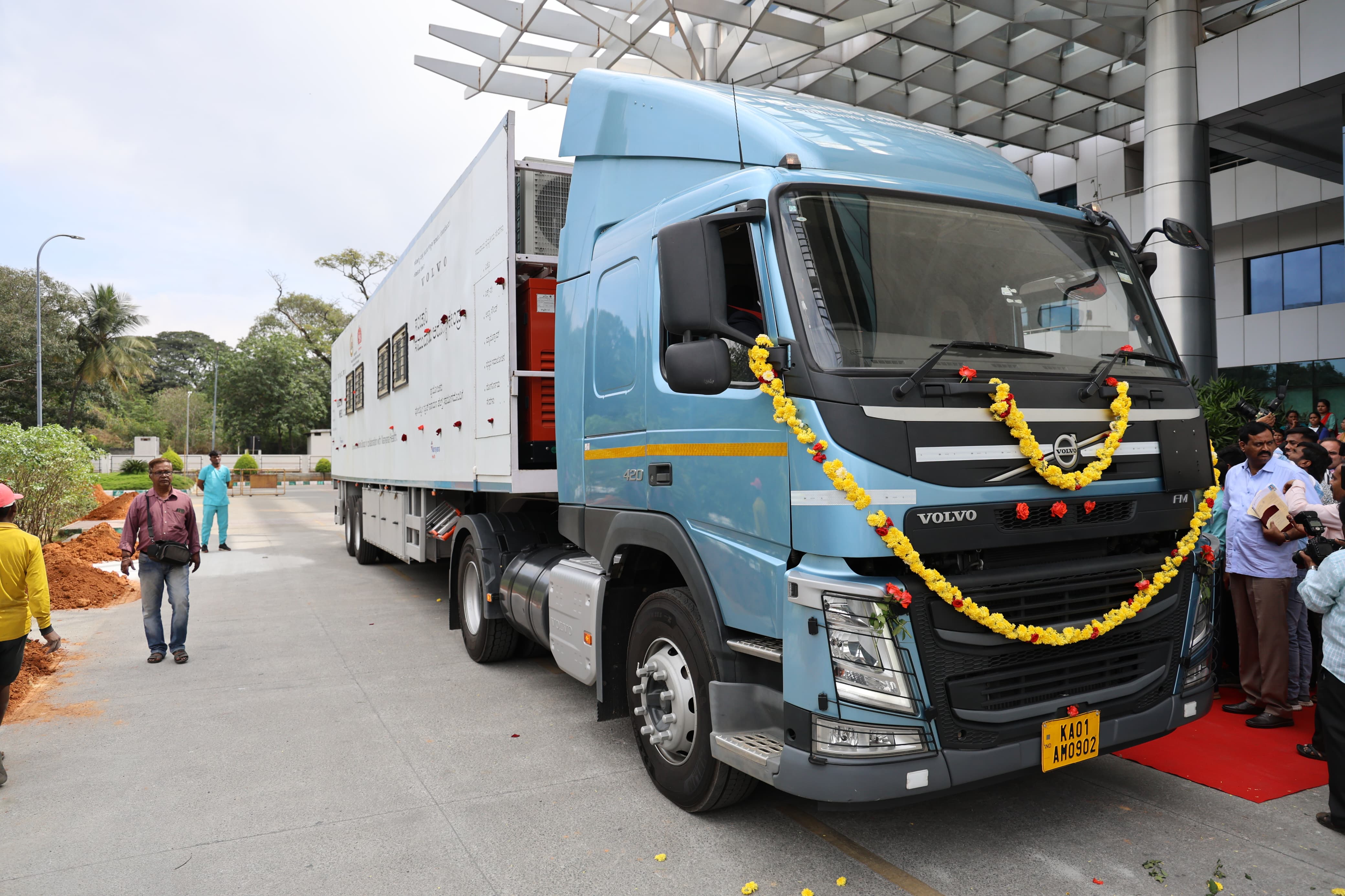 Health Minister Dinesh Gundu Rao Inaugurated Mobile Community Health Centre