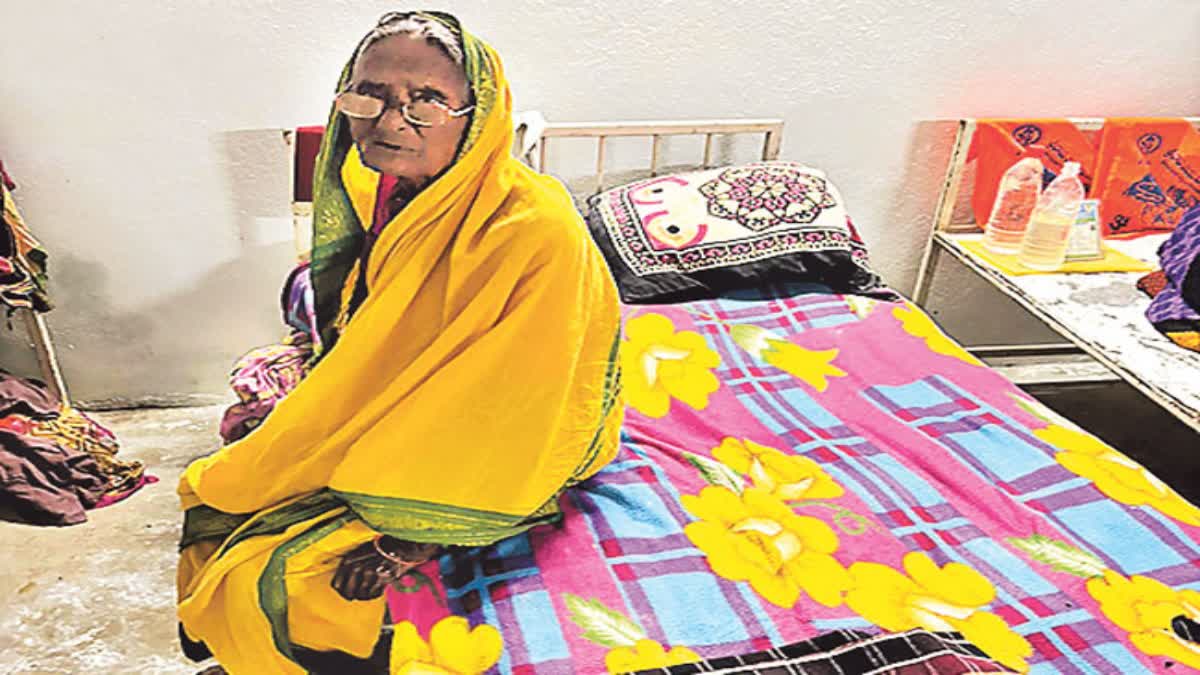 elderly_woman_abandoned_on_roadside_in_gannavaram