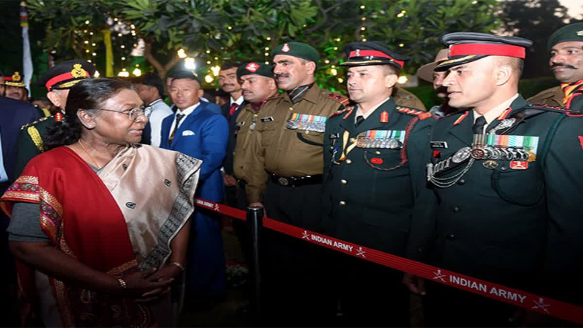 President Murmu pays homage to soilders on Vijay Diwas