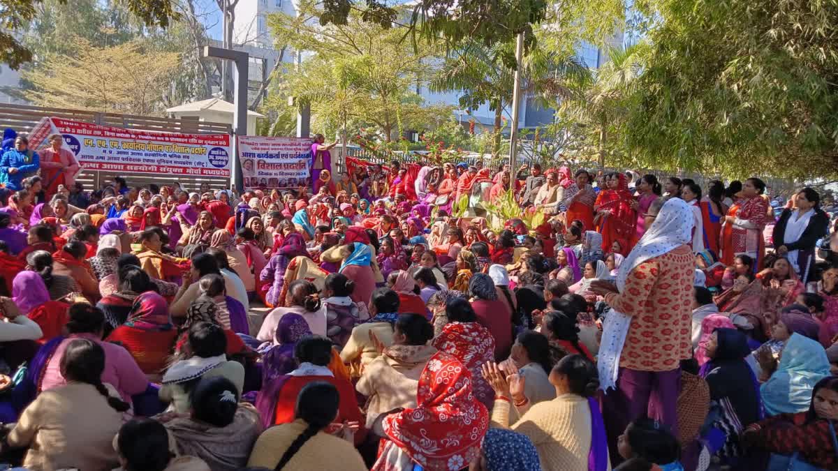 ASHA WORKERS PUT 10 POINT DEMANDS