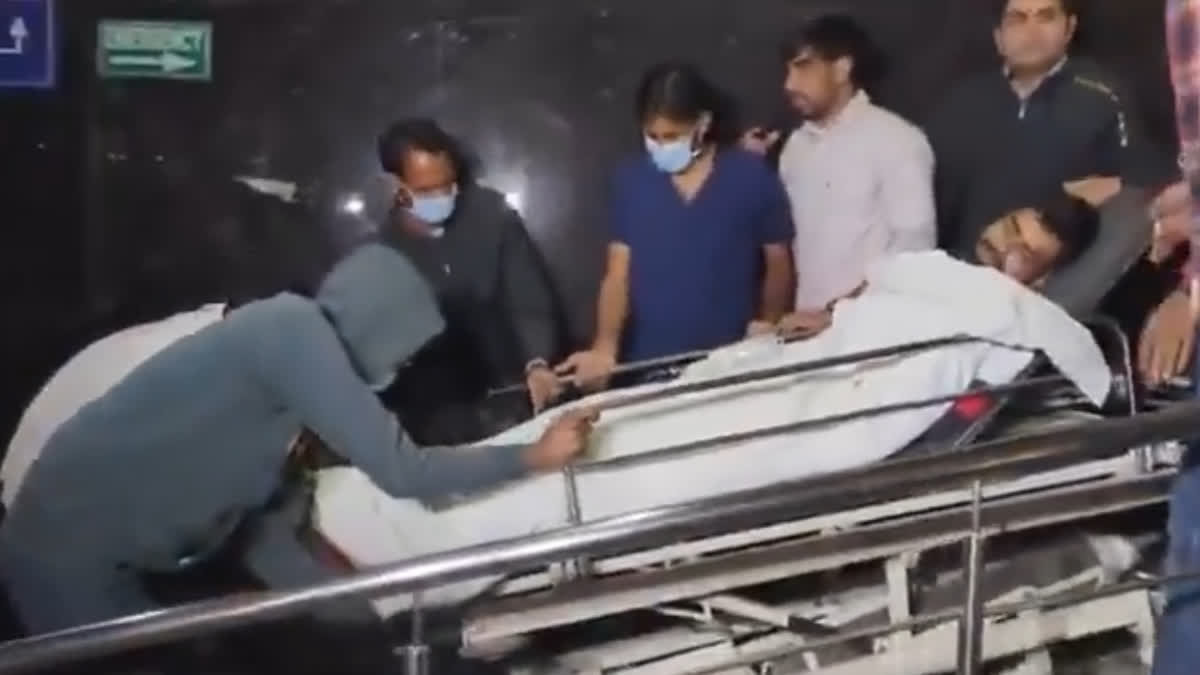 A case of students suddenly fainting in a private coaching institute in the Mahesh Nagar police station area of Jaipur came to light. On Sunday evening, several students began feeling breathless inside the classroom.