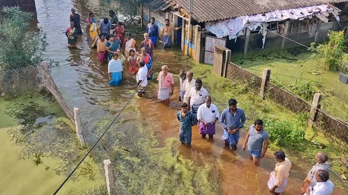 மழை நீரில் நின்று மக்கள் போராட்டம்