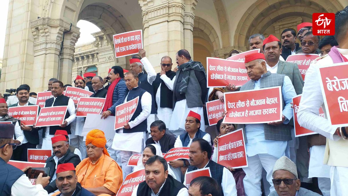 लखनऊ में चौधरी चरण सिंह की प्रतिमा पर प्रदर्शन करते सपाई.