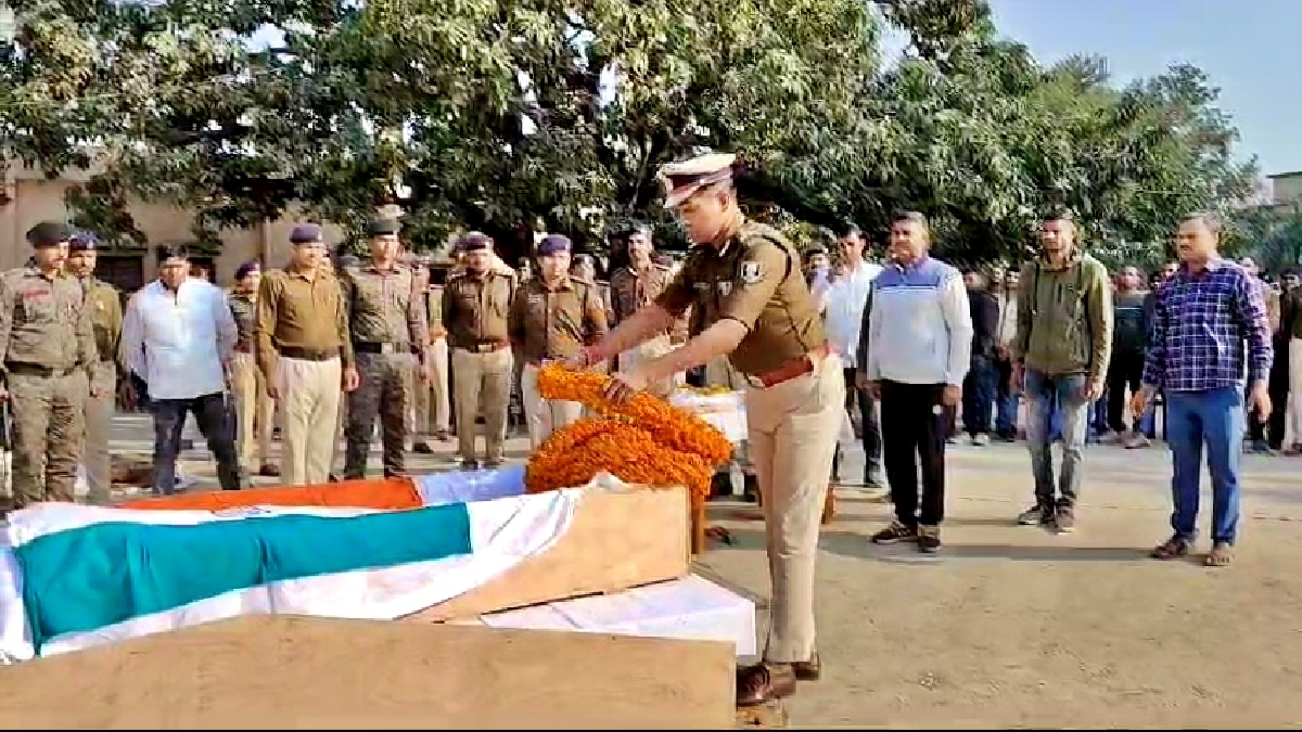 बेतिया में  पुष्प माला अर्पित कर श्रद्धांजलि अर्पित करते चंपारण रेंज के डीआईजी