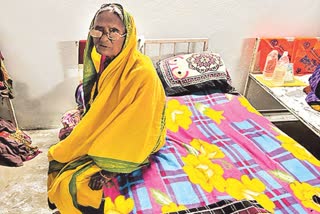 elderly_woman_abandoned_on_roadside_in_gannavaram