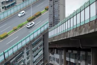 Cars and apartments passing by on the road above the apartment