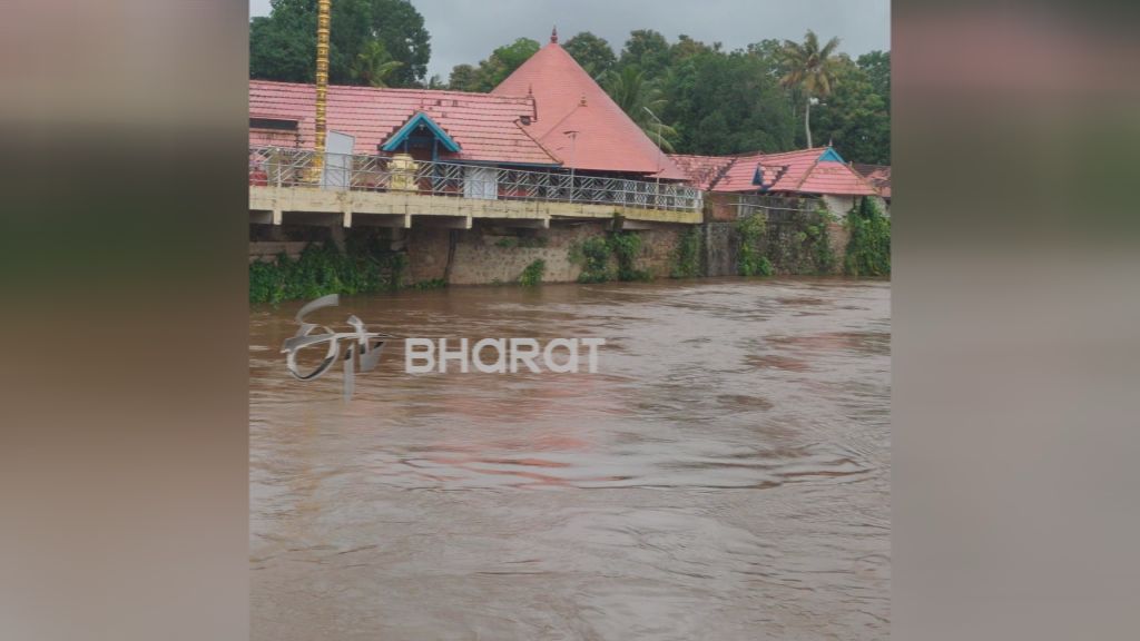 Rain update pathanamthitta Kerala  latest rain update from pathanamthitta Kerala  Weather update kerala  kerala rains  kerala red alert districts  kerala rain live updates  പത്തനംതിട്ടയില്‍ റെഡ് അലര്‍ട്ട്  പത്തനംതിട്ട ജില്ലയില്‍ കനത്തമഴ  പത്തനംതിട്ടയില്‍ ജാഗ്രത നിര്‍ദേശം  കേരത്തിലെ കാലാവസ്ഥ റിപ്പോര്‍ട്ട്  സംസ്ഥാനത്തെ റെഡ് അലര്‍ട്ട് ജില്ലകള്‍