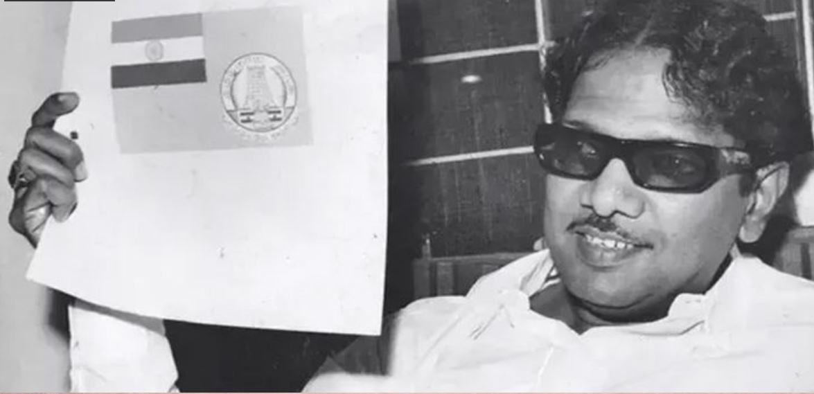 மாநில முதலமைச்சர் ஏற்றிய முதல் தேசிய கொடி- ட்விட்டர் போட்டோவை மாற்றிய முதலமைச்சர்