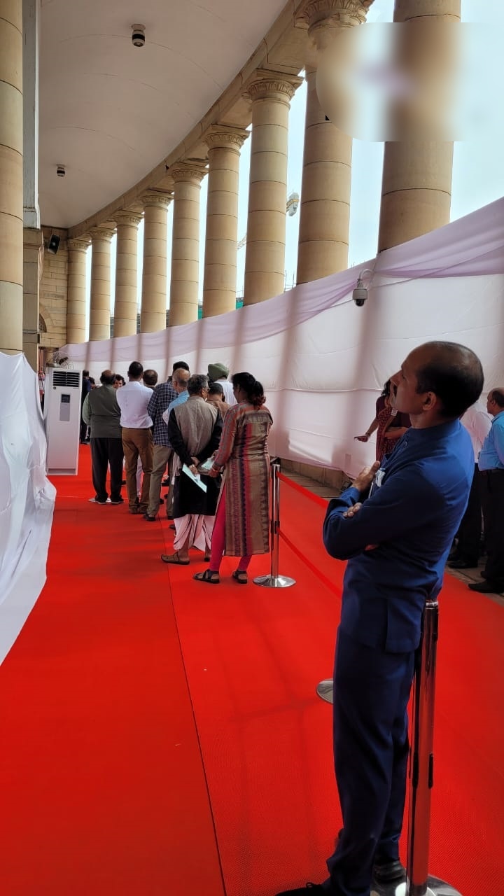 Vice president election, Vice president polling begins, PM Modi casts vote, PM Modi and others casts vote, ಉಪಾಧ್ಯಕ್ಷರ ಆಯ್ಕೆಗೆ ಮತದಾನ ಆರಂಭ, ಭಾರತದ 16ನೇ ಉಪರಾಷ್ಟ್ರಪತಿ ಚುನಾವಣೆ, ಉಪರಾಷ್ಟ್ರಪತಿ ಚುನಾವಣೆ ಮತದಾನ ಪ್ರಕ್ರಿಯೆ ಆರಂಭ, ಪ್ರಧಾನಿ ನರೇಂದ್ರ ಮೋದಿ,