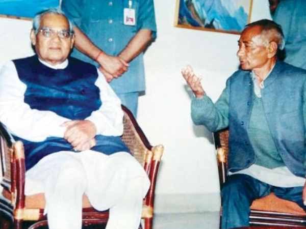पूर्व प्रधान मंत्री अटल बिहारी बाजपेयी के साथ चर्चा करते उनके दोस्त टशी दावा. (फाइल फोटो).