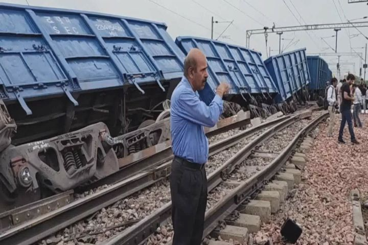 train derailed on Delhi-Rohtak rail route
