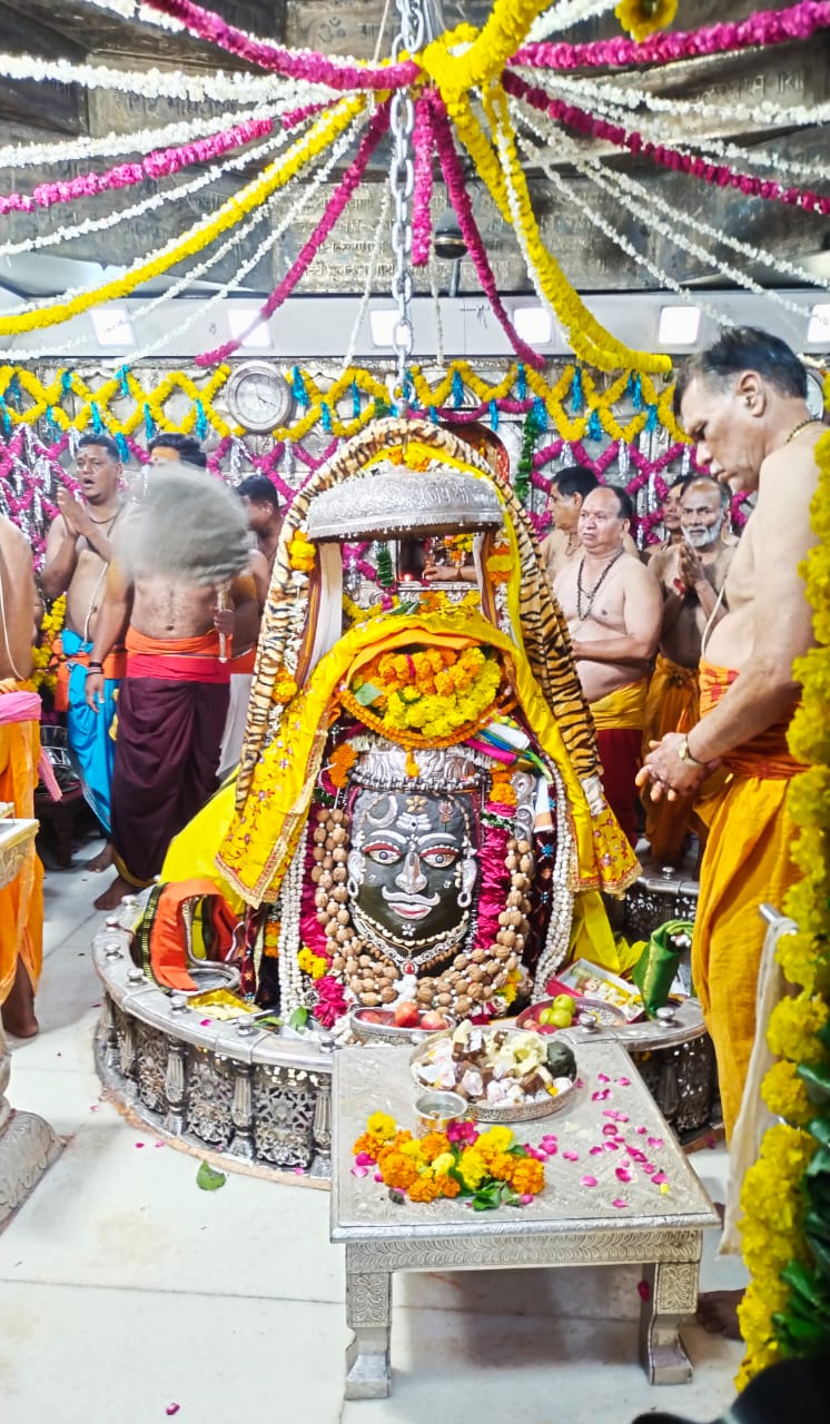 Baba Mahakal dressed as a king