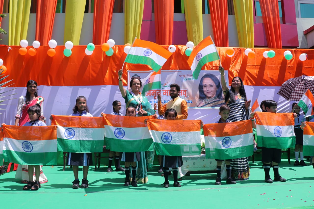 मथुरा में हेमा मालिनी ने तिरंगा यात्रा को दिखाई हरी झंडी.