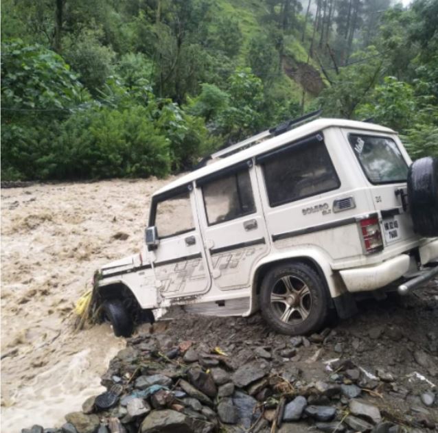 गाड़ियों को नुकसान