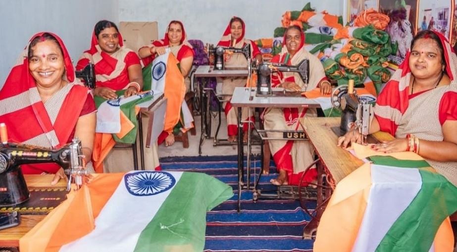 women prepared lakhs of tricolour flag under mission shakti in odisha