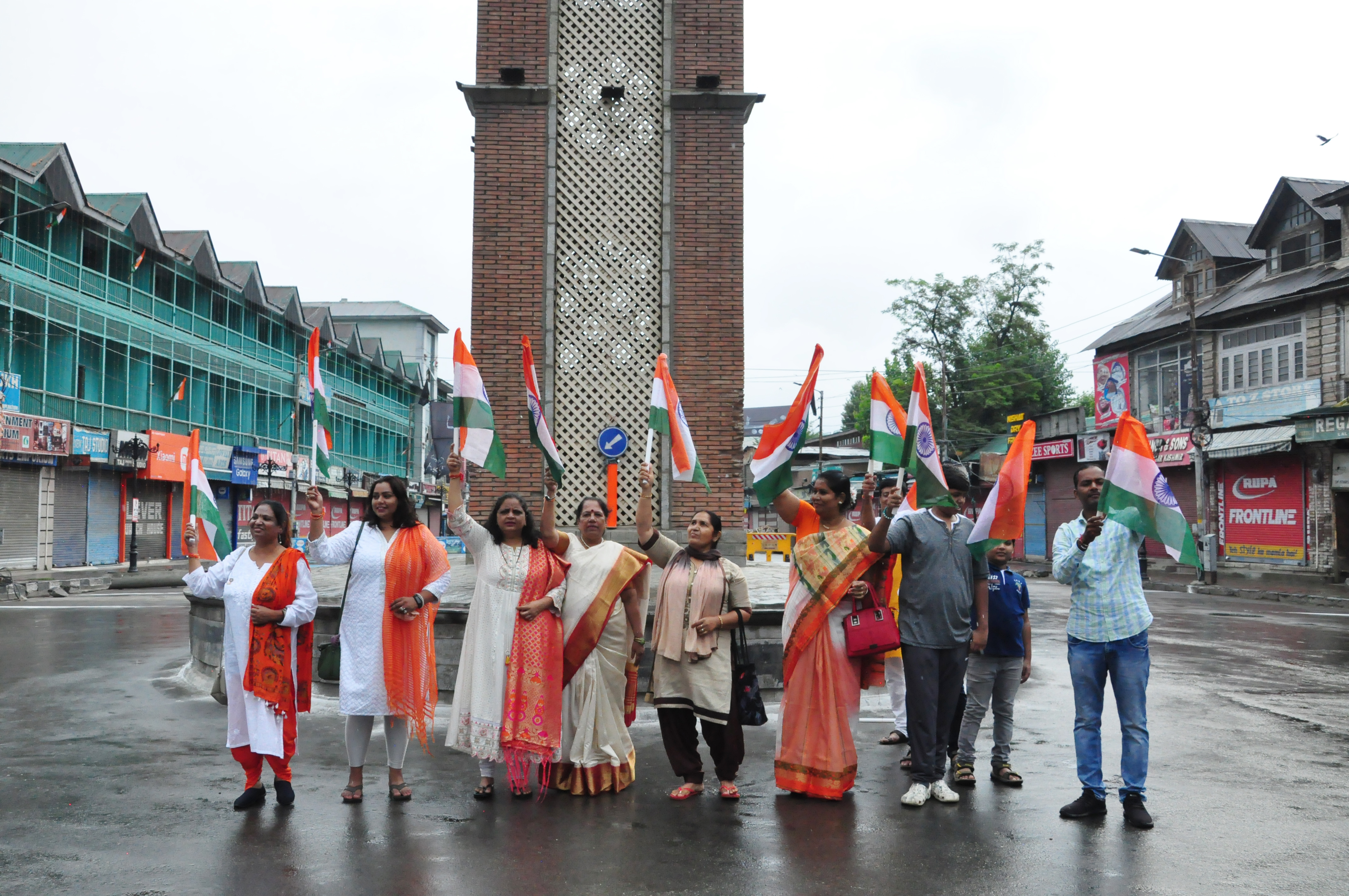 ଶ୍ରୀନଗରର ଲାଲଚୌକରେ ଉଡିଲା ତ୍ରିରଙ୍ଗା