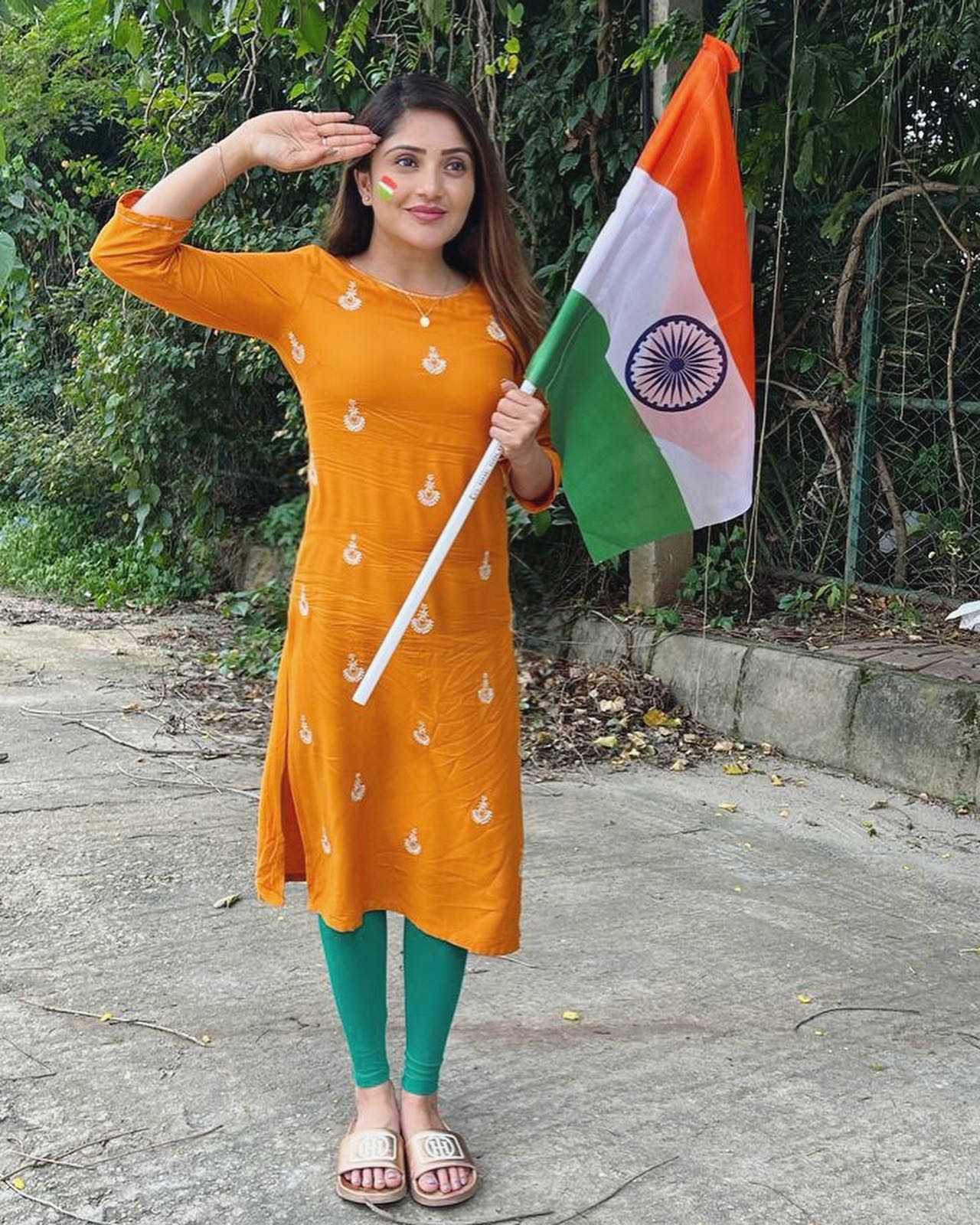 kannada-actors-carried-the-tricolor-flag-and-showed-their-love-for-the-country