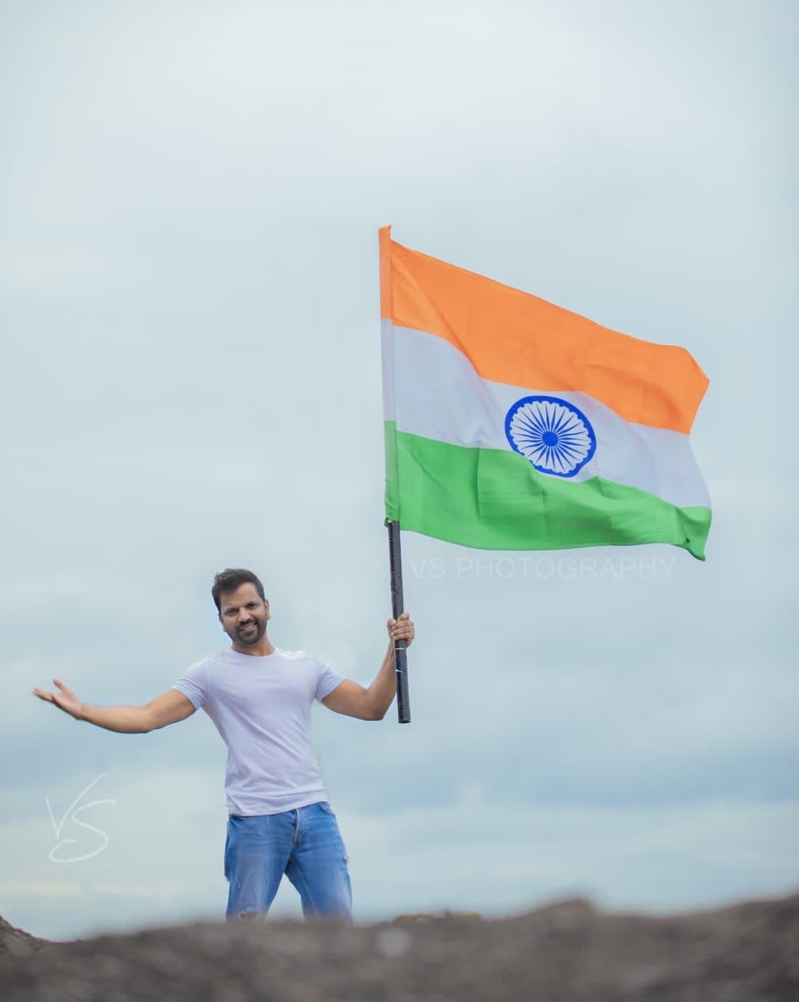 kannada-actors-carried-the-tricolor-flag-and-showed-their-love-for-the-country