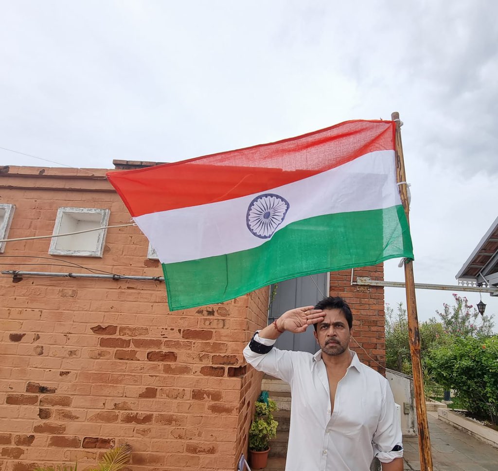 kannada-actors-carried-the-tricolor-flag-and-showed-their-love-for-the-country