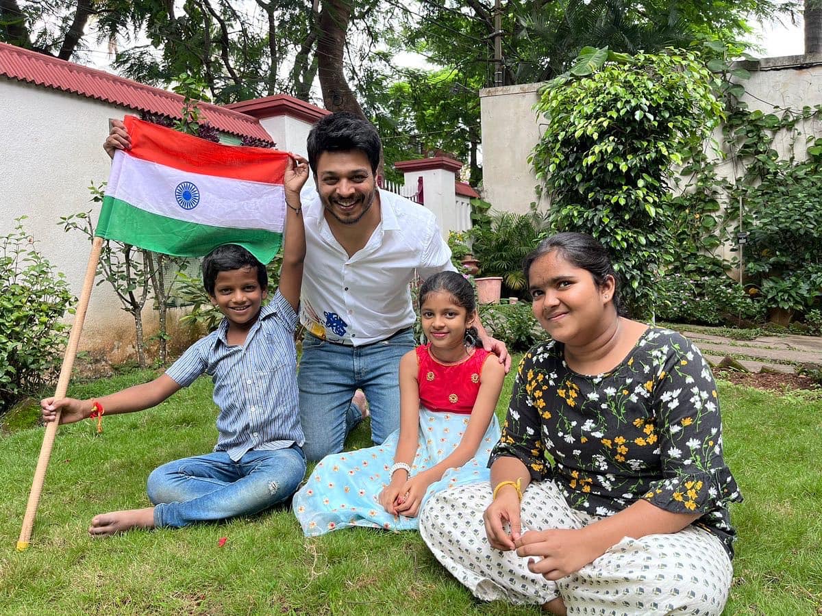 kannada-actors-carried-the-tricolor-flag-and-showed-their-love-for-the-country