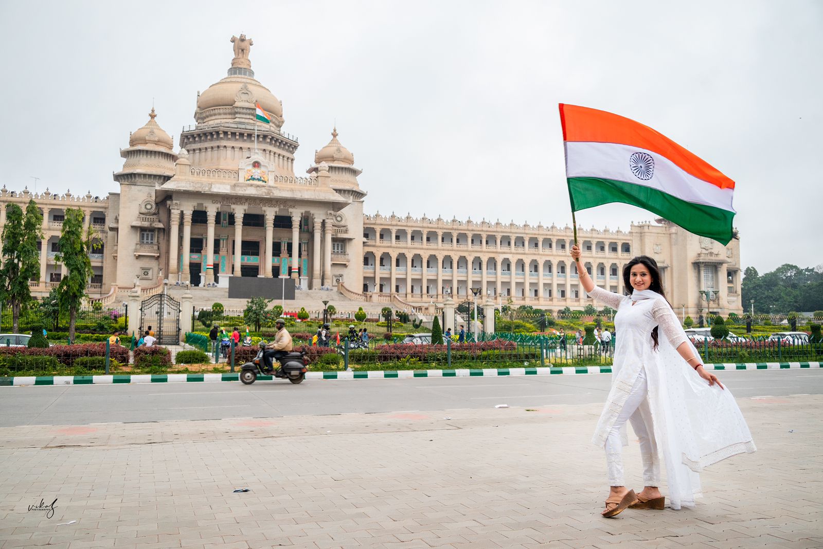 kannada-actors-carried-the-tricolor-flag-and-showed-their-love-for-the-country