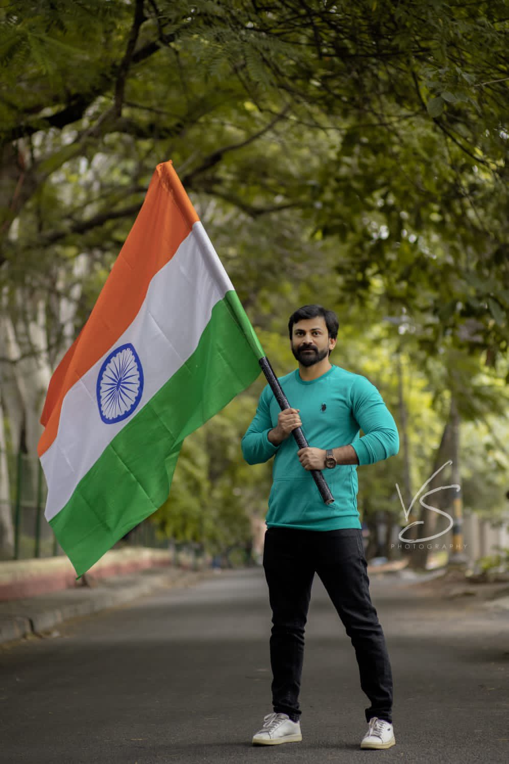 kannada-actors-carried-the-tricolor-flag-and-showed-their-love-for-the-country