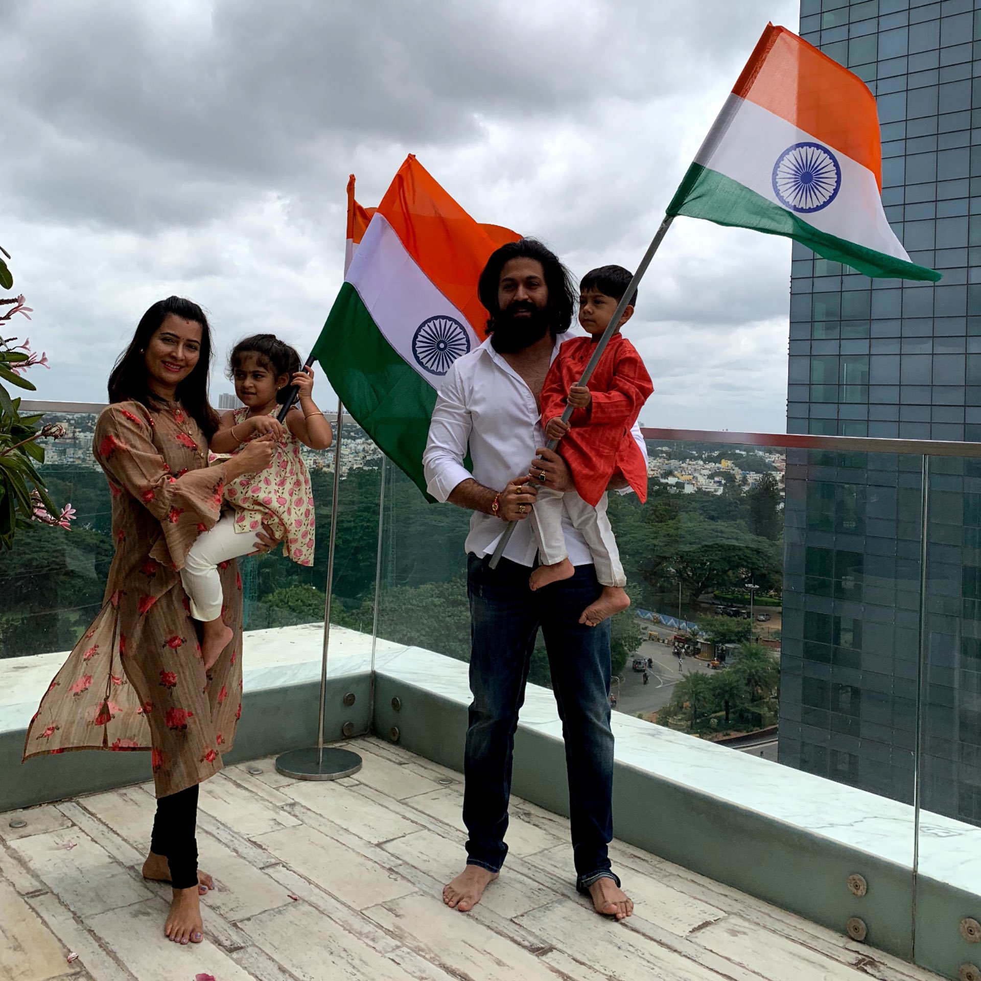 kannada-actors-carried-the-tricolor-flag-and-showed-their-love-for-the-country