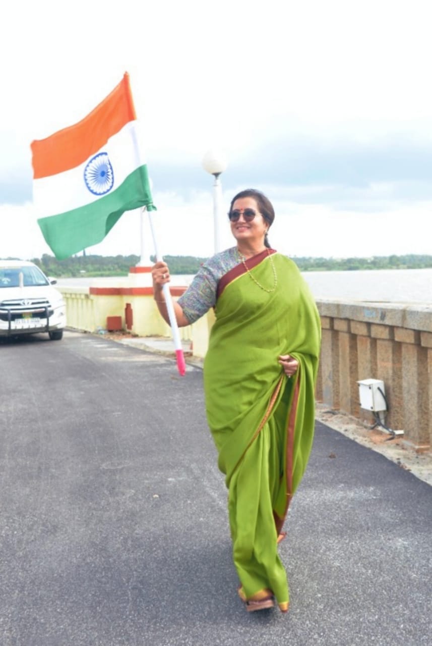 kannada-actors-carried-the-tricolor-flag-and-showed-their-love-for-the-country