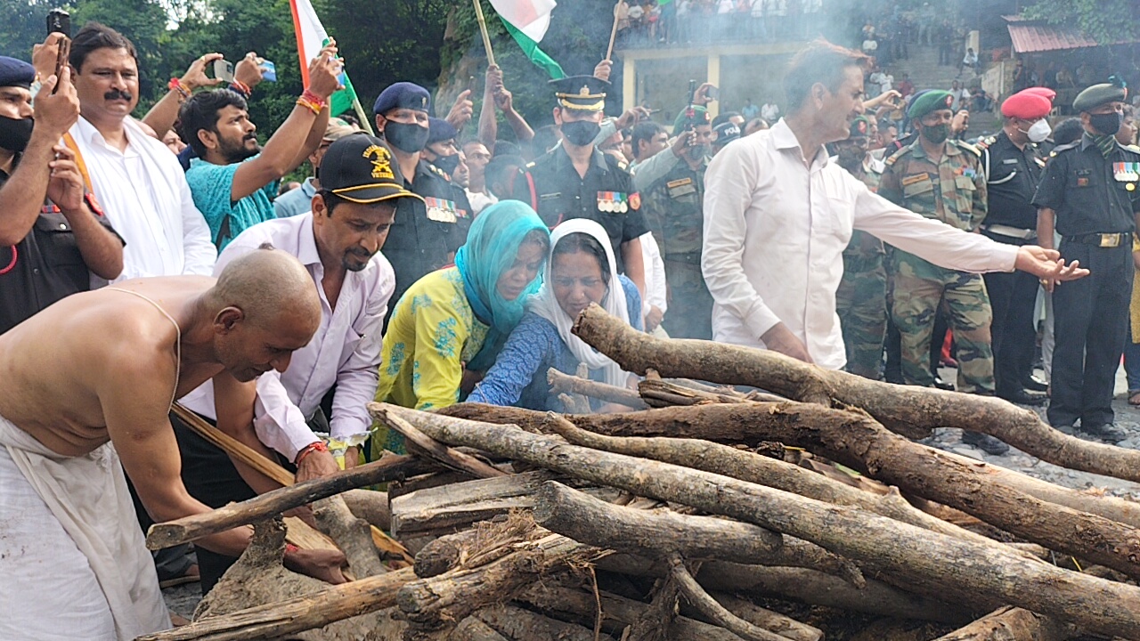 Martyr Chandrashekhar Harbola cremated with military honors at Chitrashila Ghat