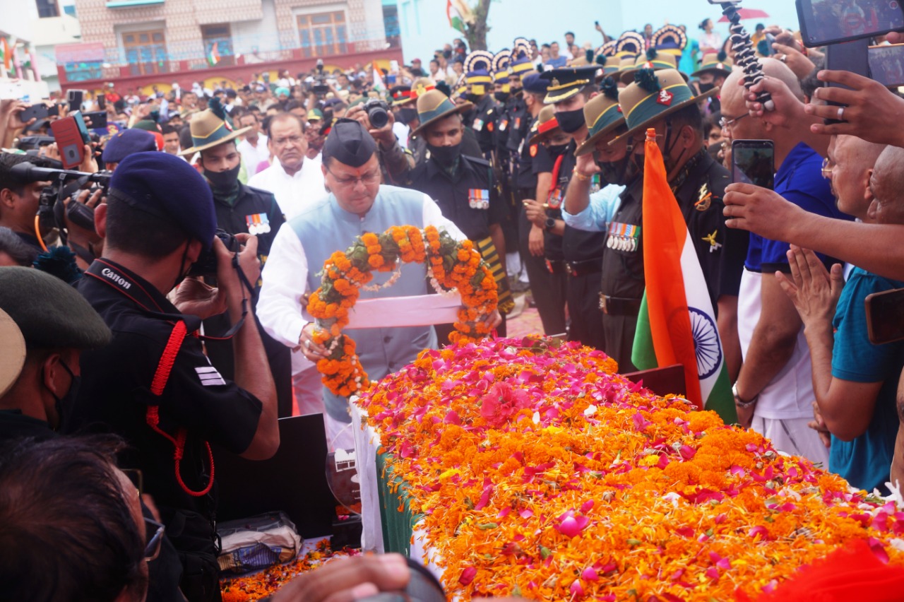 Martyr Chandrashekhar Harbola cremated with military honors at Chitrashila Ghat