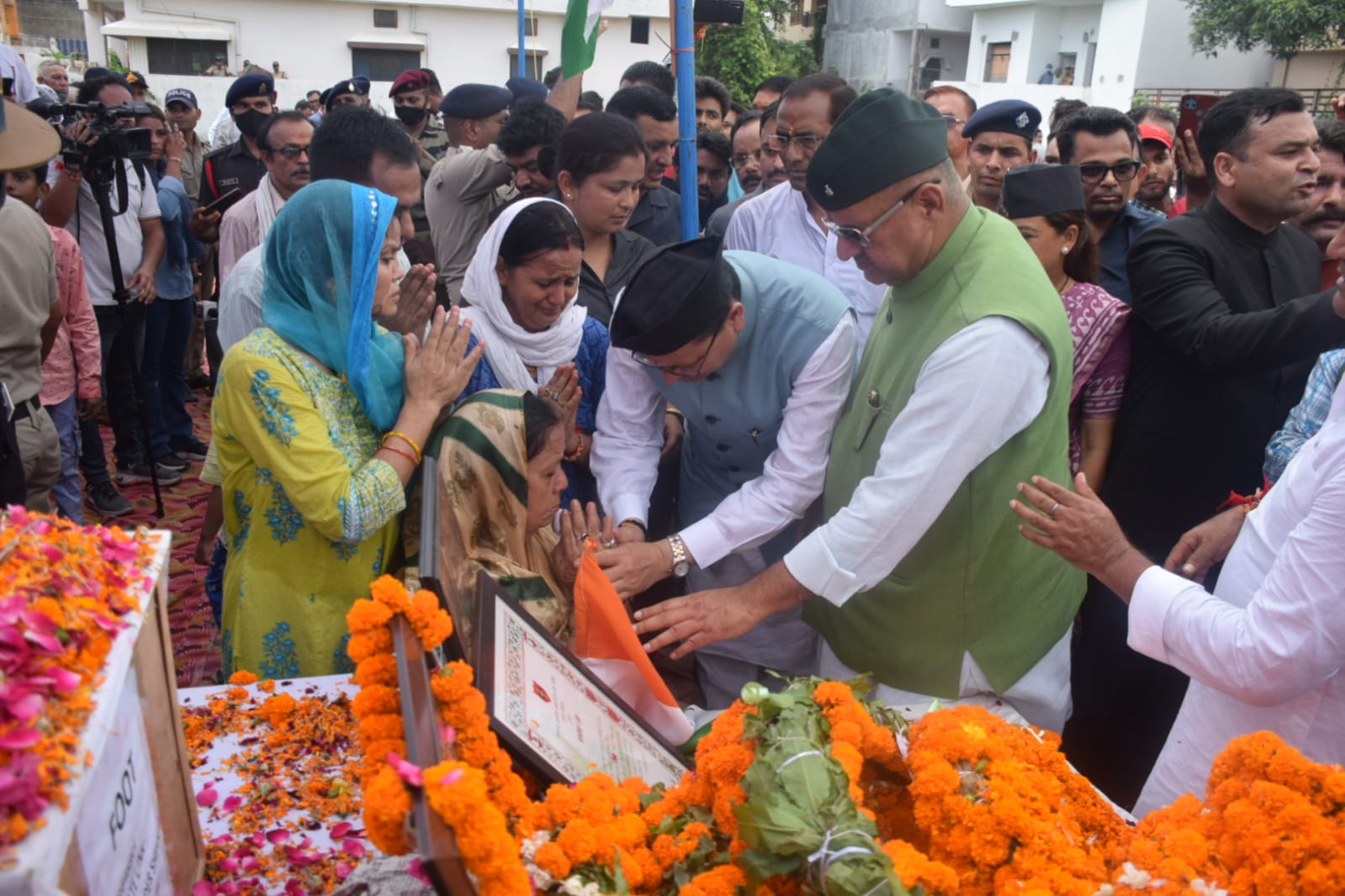 Martyr Chandrashekhar Harbola cremated with military honors at Chitrashila Ghat