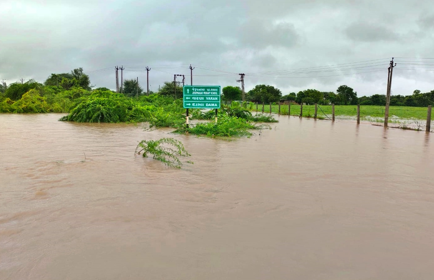 માલગઢના પરબડી વિસ્તારમાં લોકોના ઘરોમાં ત્રણથી ચાર ફૂટ જેટલું પાણી ઘુસી જતા ઘરવખરીનો સામાન, પશુઓ અને ઘાસચારો સહિત તમામ માલસામાન પાણીમાં તરતો થઈ ગયો હતો.