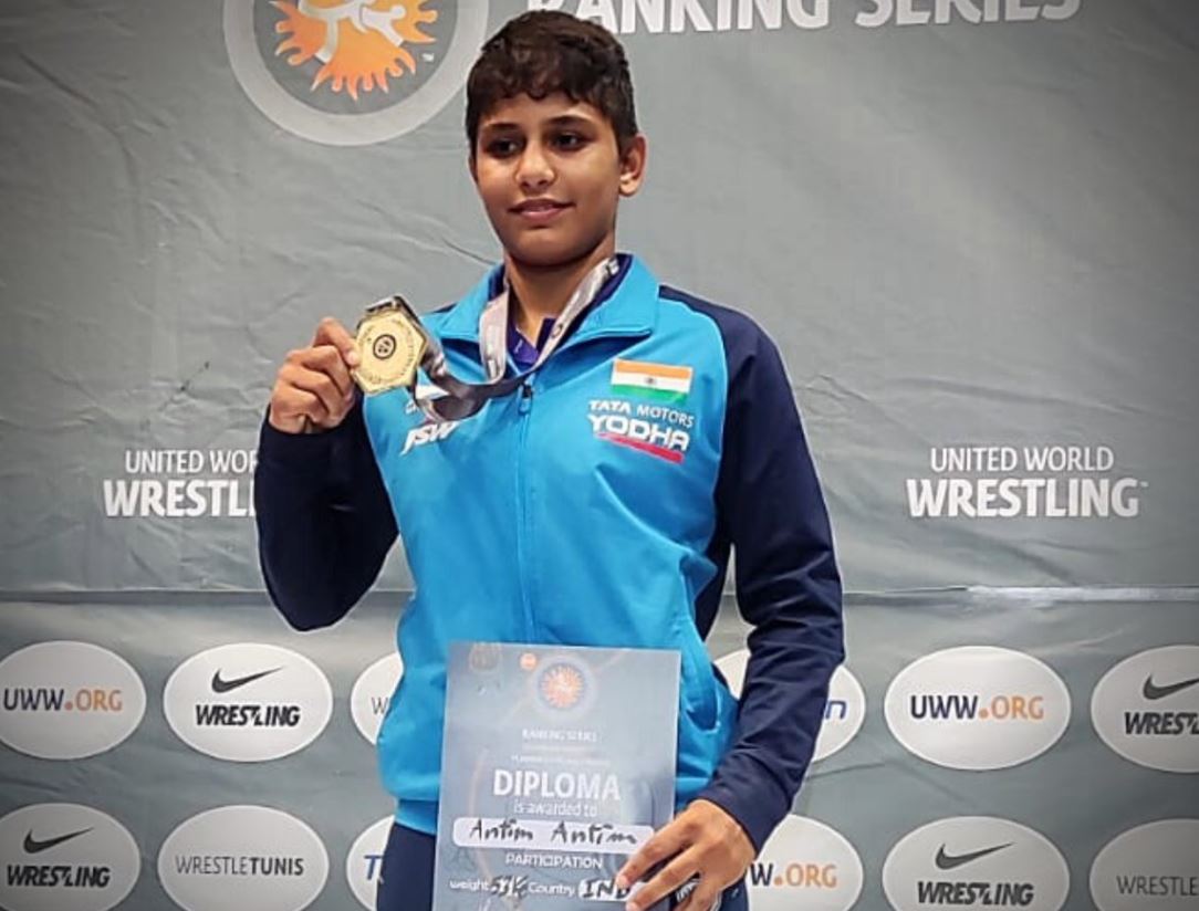 first indian woman wrestler to win gold