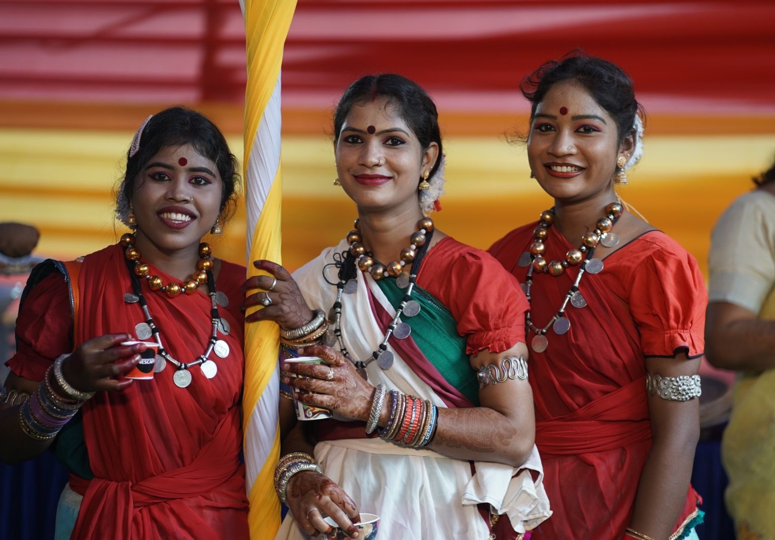 पोरा तीजा त्यौहार मनाती महिलाएं