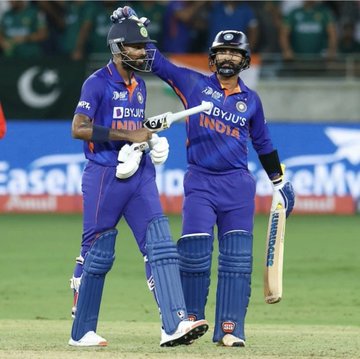 Dinesh Karthik bowed in front of Hardik