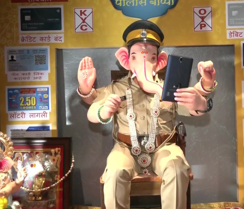 police bappa welcomed at vile parle police station in mumbai