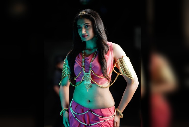 Actress Reeshma Nanaiah dance for mellusire savigana song of Spooky College Movie