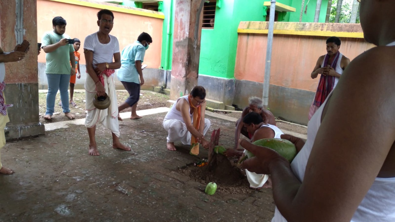 male family Members of Nalikul Singha Bari perform all rituals during Durga Puja