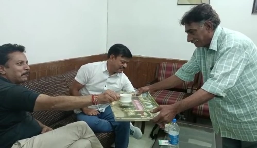 tea-seller-working-at-congress-office-seeks-ticket-to-contest-elections-in-himachal