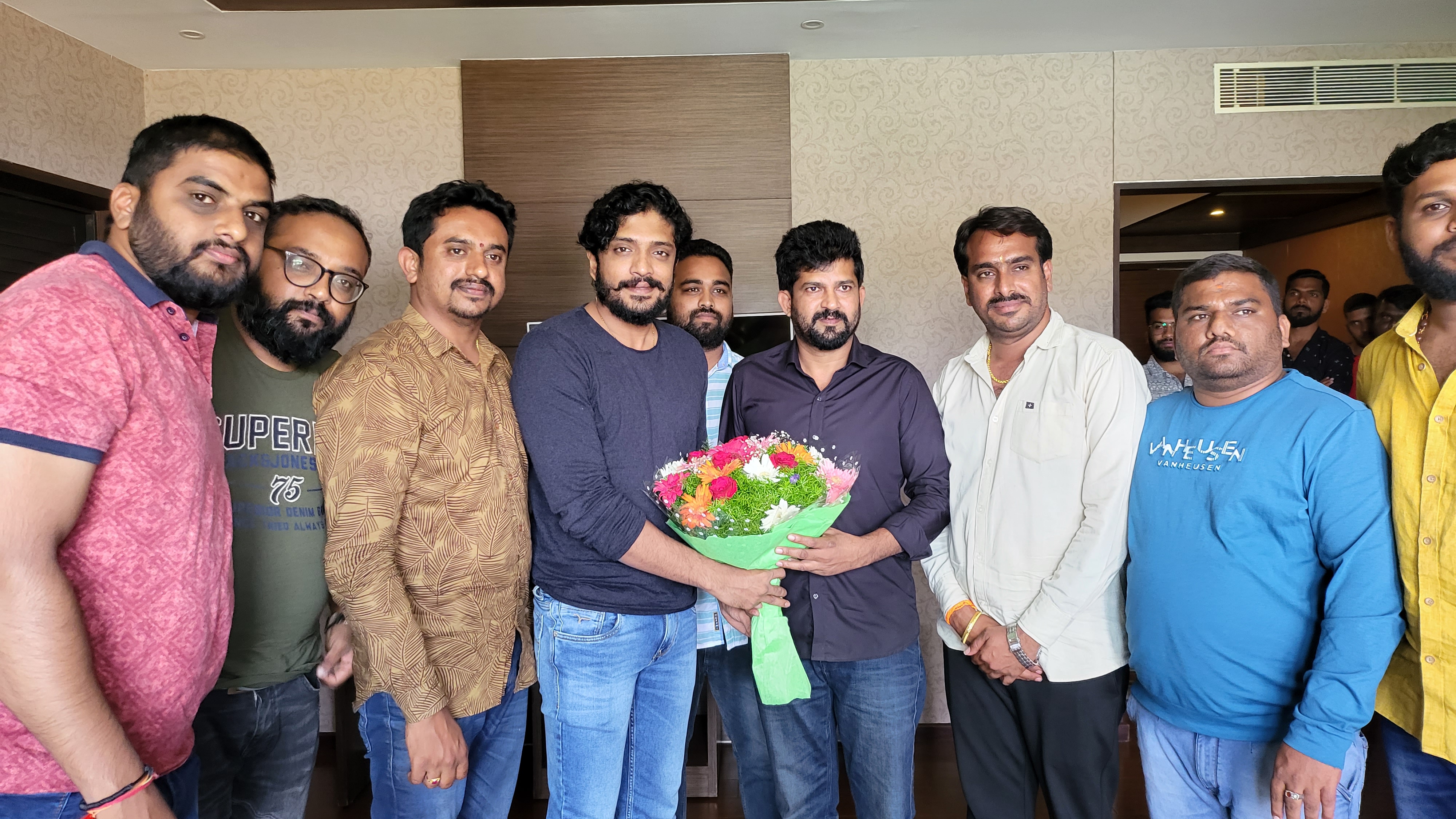 actor-vasishtha-simha-met-minister-pratap-simha