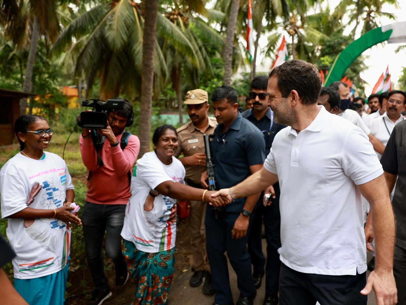 ಯಾತ್ರೆ ವೇಳೆ ಮಹಿಳಾ ಕಾರ್ಯಕರ್ತರಿಗೆ ರಾಹುಲ್​ ಉತ್ಸಾಹ ಹಸ್ತಲಾಘವ