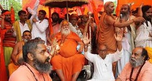 Digvijay Singh at feet of Swami Swaroopanand Saraswati