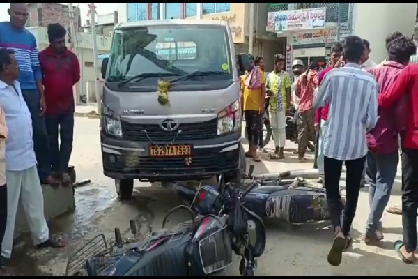 డీసీఎం వ్యాన్​ ఢీ కొట్టడంతో రెండు బైకులు ధ్వంసం