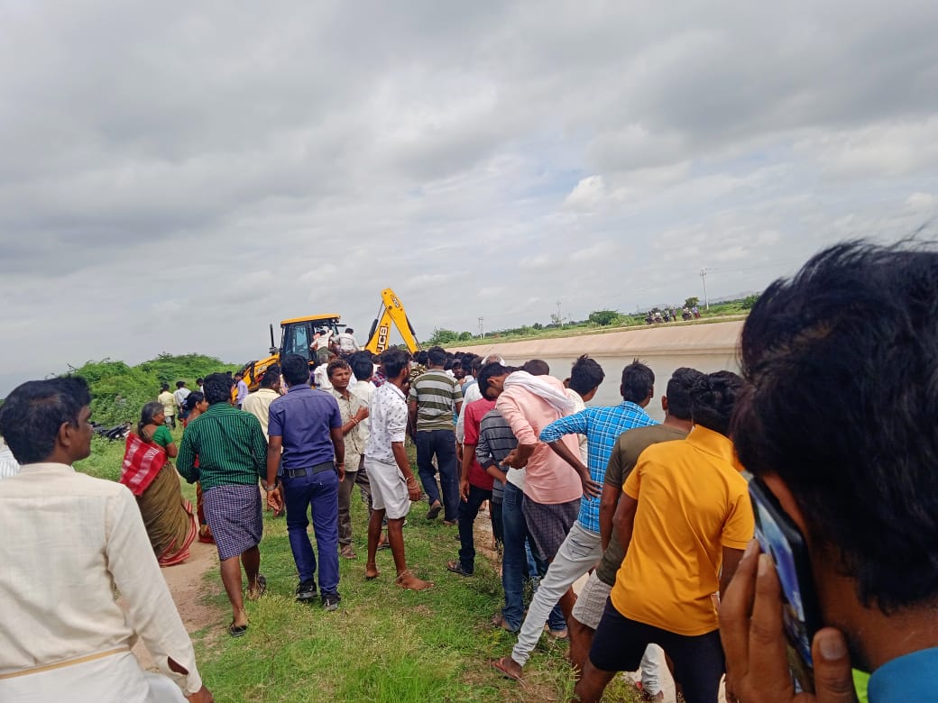 many people died  Passenger auto fell into canal in Bellary  accident in Bellary  ಕೆನಾಲ್​ಗೆ ಉರುಳಿ ಬಿದ್ದ ಪ್ಯಾಸೆಂಜರ್​ ಆಟೋ  ಕೊಳಗಲ್ ಗಾಮದಲ್ಲಿ ತುಂಗಭದ್ರ ಕೆನಾಲ್  ನಿಯಂತ್ರಣ ತಪ್ಪಿ ಪ್ಯಾಸೆಂಜರ್​ ಆಟೋ ಕಾಲುವೆ