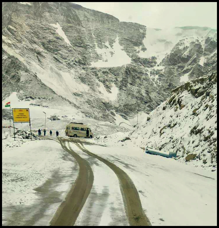 Snowfall in Manali Leh road Shinkula Pass